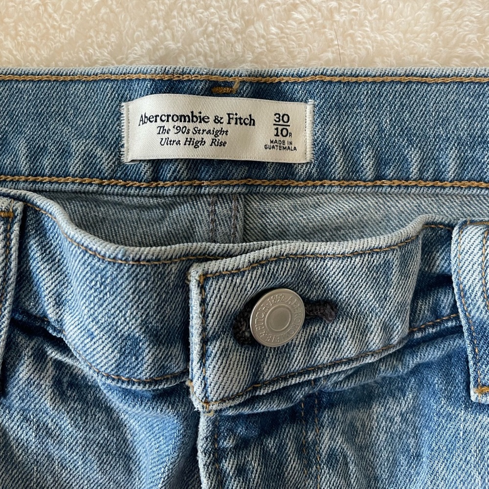 NWT Abercrombie & Fitch Distressed Ultra High Rise 90’s Straight Leg Denim Jeans - Picture 4 of 6